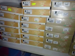 5#5425 Abbigliamento e arredi da negozio