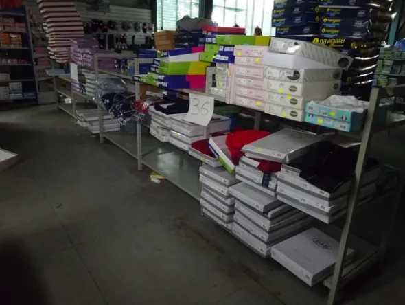 5#5425 Abbigliamento e arredi da negozio