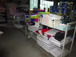5#5425 Abbigliamento e arredi da negozio