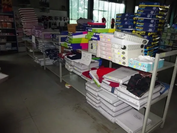 5#5425 Abbigliamento e arredi da negozio