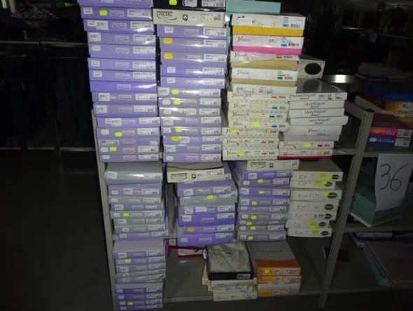 5#5425 Abbigliamento e arredi da negozio