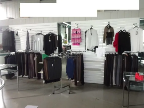 5#5425 Abbigliamento e arredi da negozio