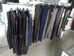 5#5425 Abbigliamento e arredi da negozio
