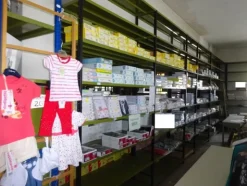 5#5425 Abbigliamento e arredi da negozio