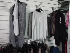 5#5425 Abbigliamento e arredi da negozio
