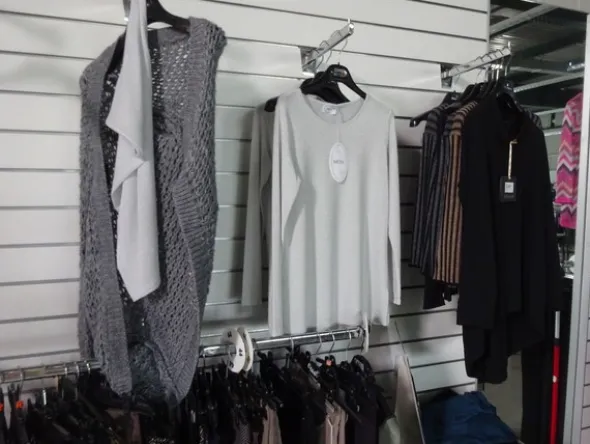 5#5425 Abbigliamento e arredi da negozio