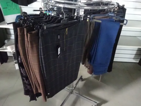 5#5425 Abbigliamento e arredi da negozio