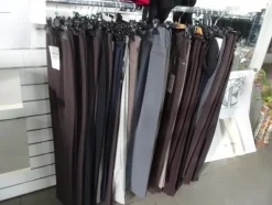 5#5425 Abbigliamento e arredi da negozio