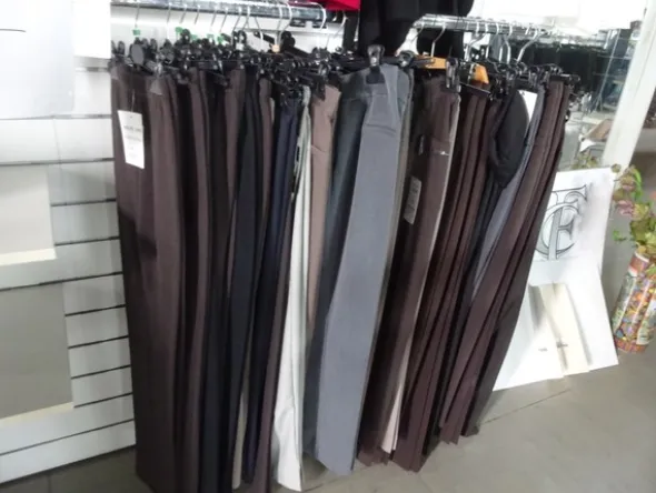 5#5425 Abbigliamento e arredi da negozio