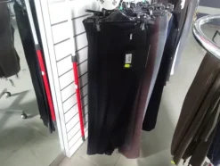 5#5425 Abbigliamento e arredi da negozio