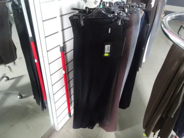 5#5425 Abbigliamento e arredi da negozio