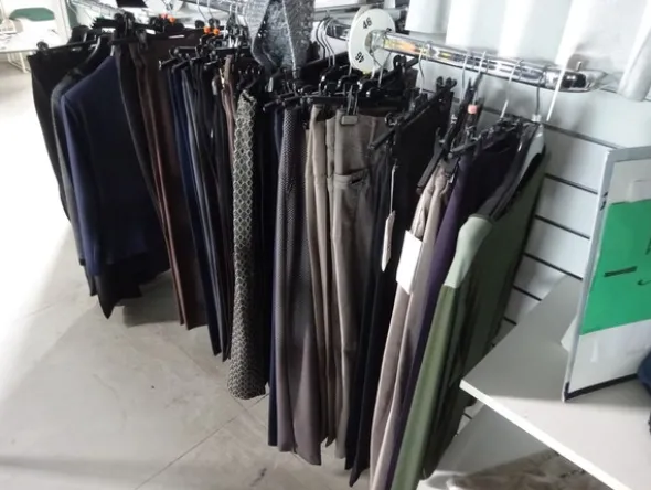 5#5425 Abbigliamento e arredi da negozio