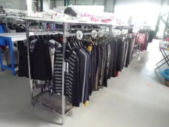 5#5425 Abbigliamento e arredi da negozio