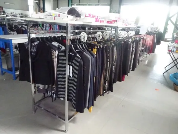 5#5425 Abbigliamento e arredi da negozio