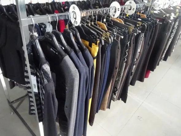 5#5425 Abbigliamento e arredi da negozio