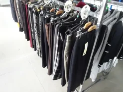 5#5425 Abbigliamento e arredi da negozio