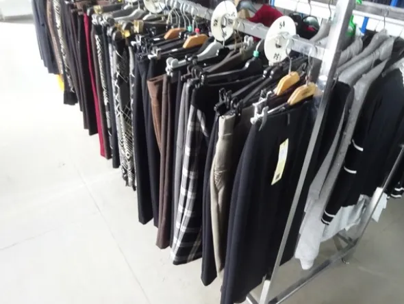 5#5425 Abbigliamento e arredi da negozio