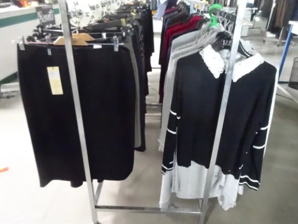 5#5425 Abbigliamento e arredi da negozio