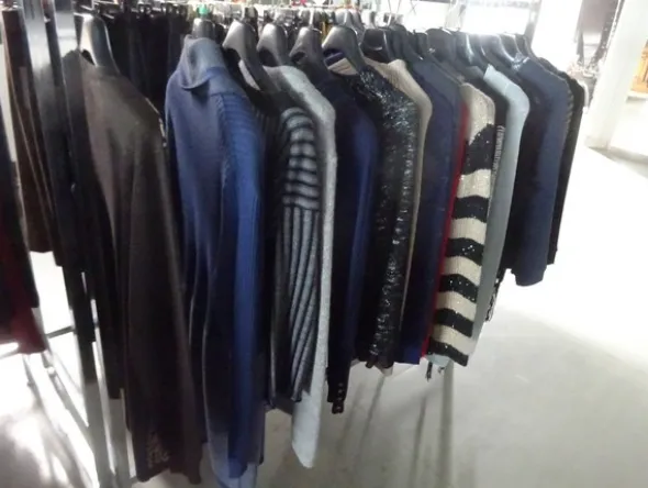 5#5425 Abbigliamento e arredi da negozio
