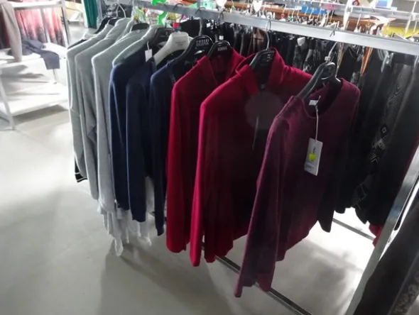 5#5425 Abbigliamento e arredi da negozio
