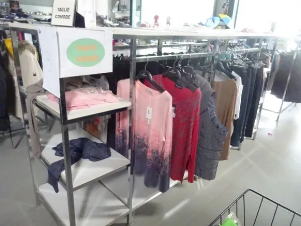 5#5425 Abbigliamento e arredi da negozio