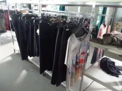 5#5425 Abbigliamento e arredi da negozio