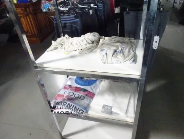5#5425 Abbigliamento e arredi da negozio