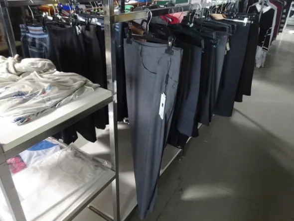 5#5425 Abbigliamento e arredi da negozio