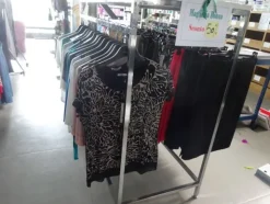 5#5425 Abbigliamento e arredi da negozio