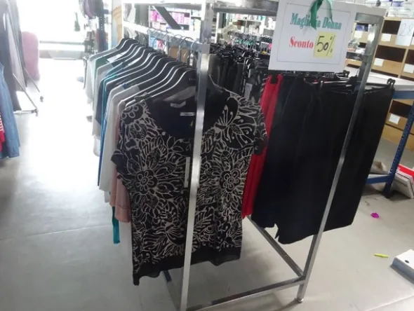 5#5425 Abbigliamento e arredi da negozio