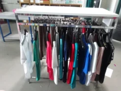 5#5425 Abbigliamento e arredi da negozio