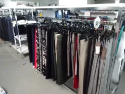 5#5425 Abbigliamento e arredi da negozio