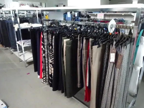 5#5425 Abbigliamento e arredi da negozio