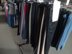 5#5425 Abbigliamento e arredi da negozio