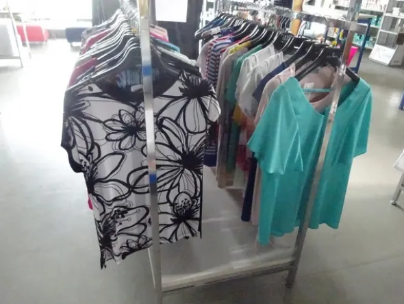 5#5425 Abbigliamento e arredi da negozio