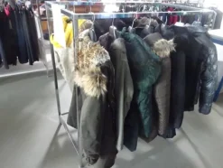 5#5425 Abbigliamento e arredi da negozio