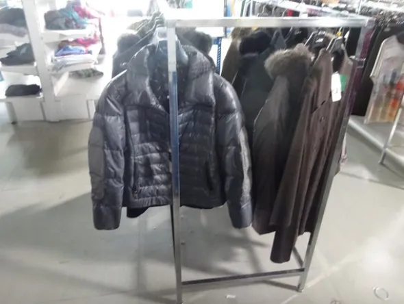 5#5425 Abbigliamento e arredi da negozio