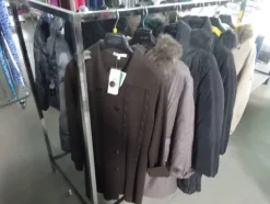 5#5425 Abbigliamento e arredi da negozio