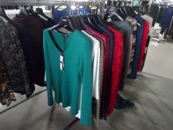 5#5425 Abbigliamento e arredi da negozio