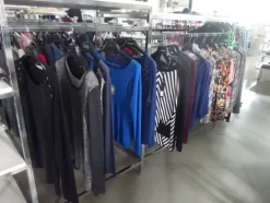5#5425 Abbigliamento e arredi da negozio