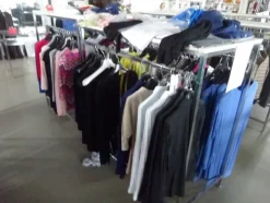 5#5425 Abbigliamento e arredi da negozio