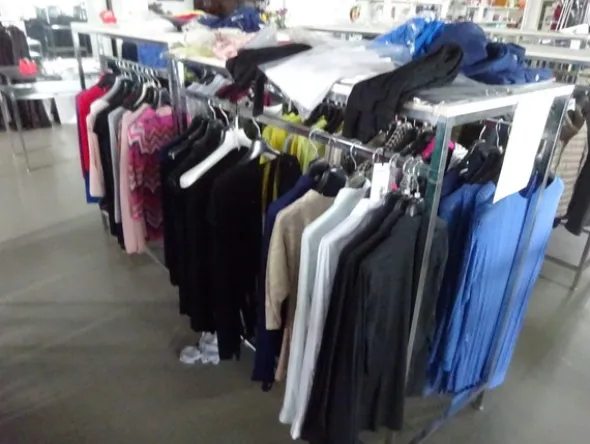 5#5425 Abbigliamento e arredi da negozio