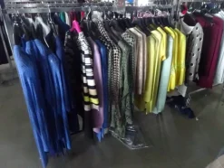 5#5425 Abbigliamento e arredi da negozio