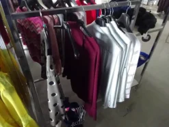 5#5425 Abbigliamento e arredi da negozio
