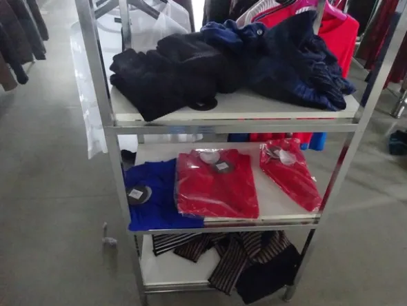 5#5425 Abbigliamento e arredi da negozio