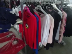 5#5425 Abbigliamento e arredi da negozio