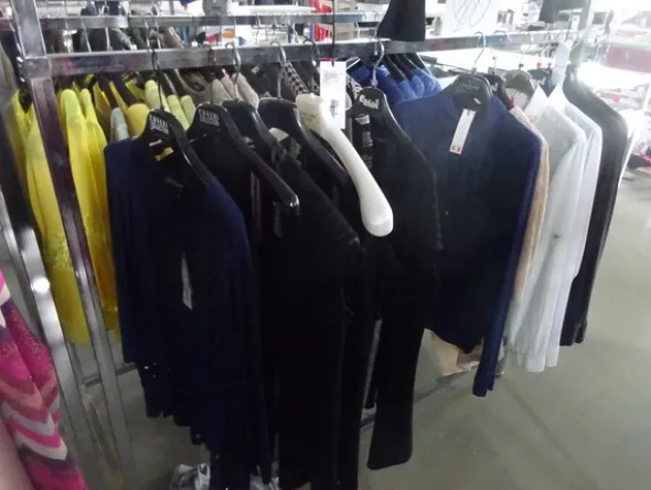 5#5425 Abbigliamento e arredi da negozio