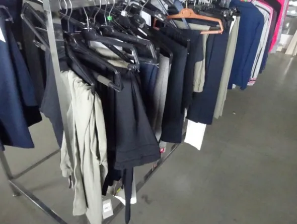 5#5425 Abbigliamento e arredi da negozio
