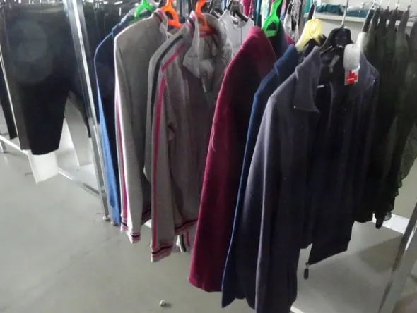 5#5425 Abbigliamento e arredi da negozio