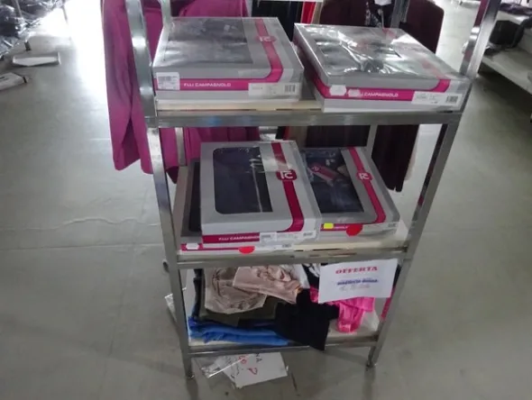 5#5425 Abbigliamento e arredi da negozio